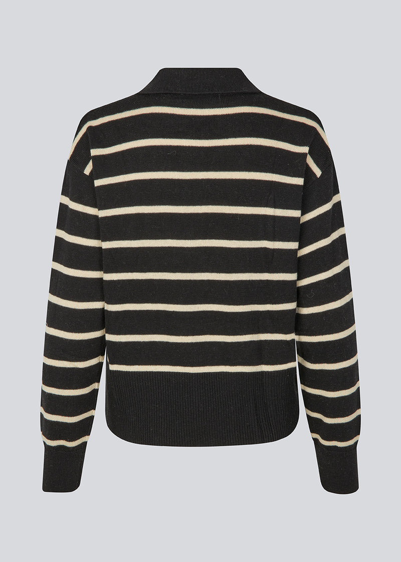 Soft knitted polo in black with white stripes in plain jersey knit. MalvaMD stripe polo has a collar and a button closure in front. The model is 177 cm and wears a size S/36.
The knit is small and slightly cropped.