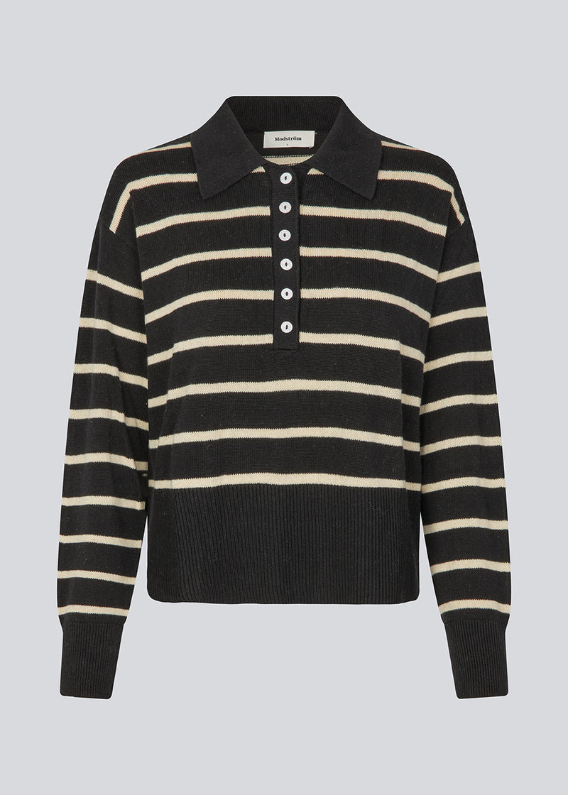 Soft knitted polo in black with white stripes in plain jersey knit. MalvaMD stripe polo has a collar and a button closure in front. The model is 177 cm and wears a size S/36.
The knit is small and slightly cropped.