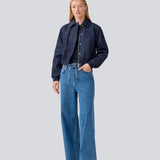 Short jacket in denim with elastic. MarenMD jacket has collar, a hidden zipper closure in front and a logo on the cheast.