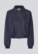 Short jacket in denim with elastic. MarenMD jacket has collar, a hidden zipper closure in front and a logo on the cheast.