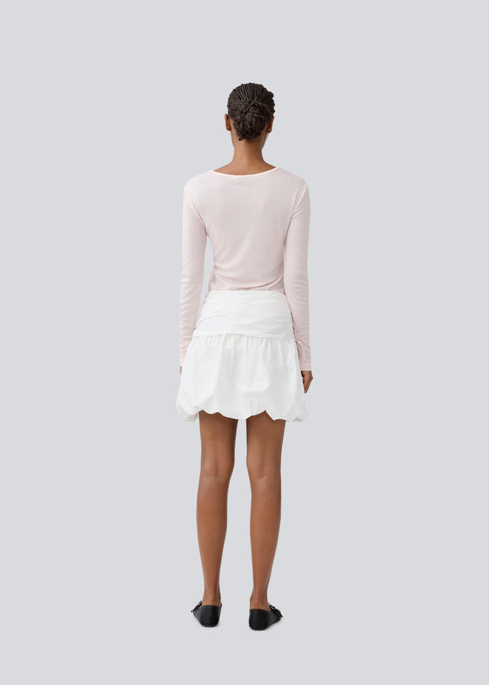 Short skirt in white with a balloon effect. MargotMD poplin skirt has an invisible zipper on the side.&nbsp;