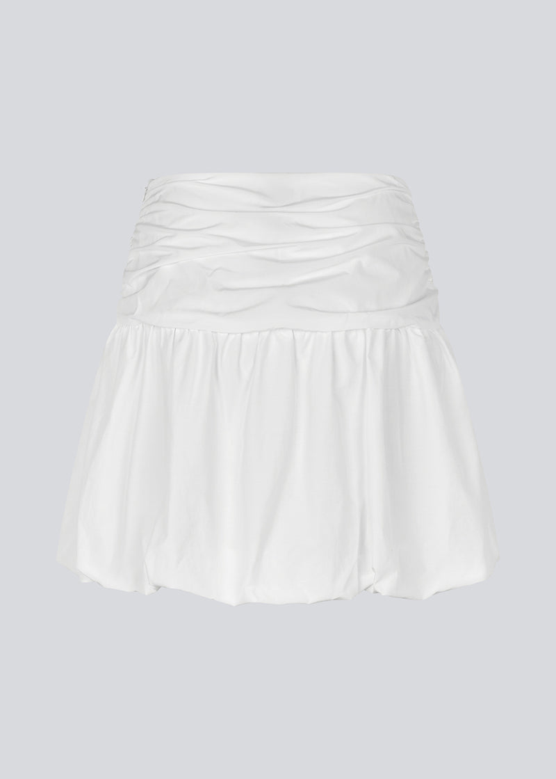 Short skirt in white with a balloon effect. MargotMD poplin skirt has an invisible zipper on the side.&nbsp;