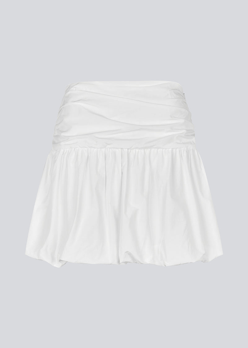 Short skirt in white with a balloon effect. MargotMD poplin skirt has an invisible zipper on the side.&nbsp;