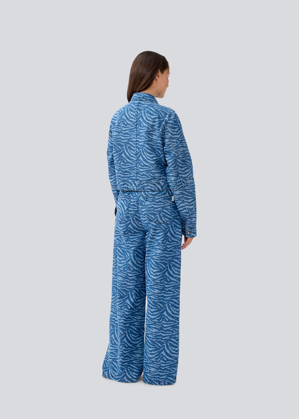 Slighly cropped jacket in denim. MaseMD print jacket has two cheast pockets, shirt collar and a zipper closure in front. 
