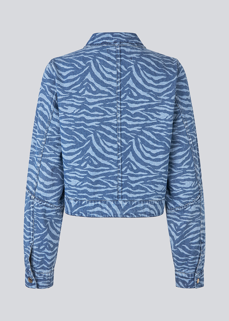 Slighly cropped jacket in denim. MaseMD print jacket has two cheast pockets, shirt collar and a zipper closure in front. 