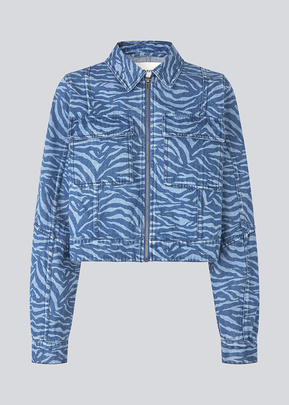 Slighly cropped jacket in denim. MaseMD print jacket has two cheast pockets, shirt collar and a zipper closure in front. 