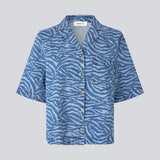 Shortsleeves shirt in denim. MaseMD print SS shirt has a loose fit, cheast pocket and a button closure in front. The model is 177 cm and wears a size S/36.