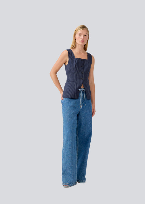 Sleeveless top with a buttonclosure in front. MathildeMD top is fitted and has a square neckline.