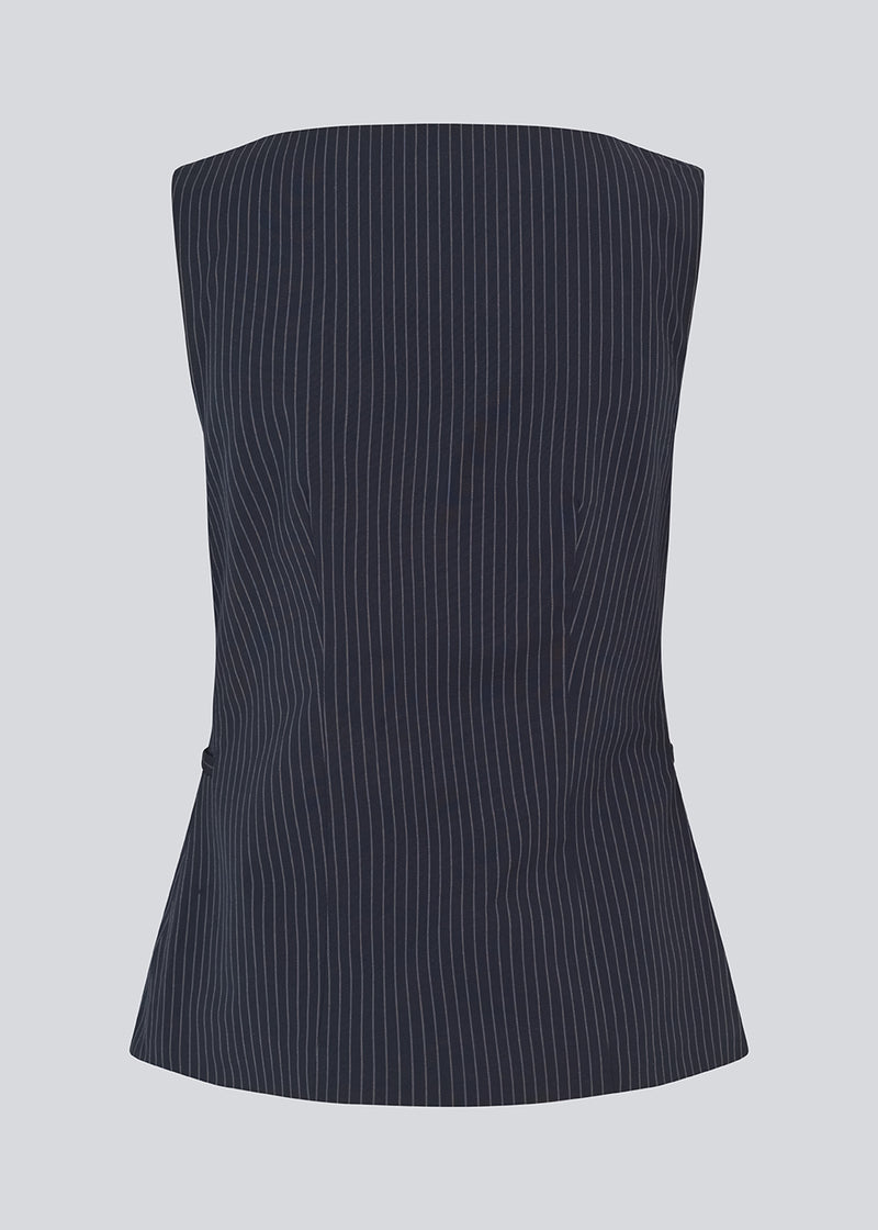 Sleeveless top with a buttonclosure in front. MathildeMD top is fitted and has a square neckline.