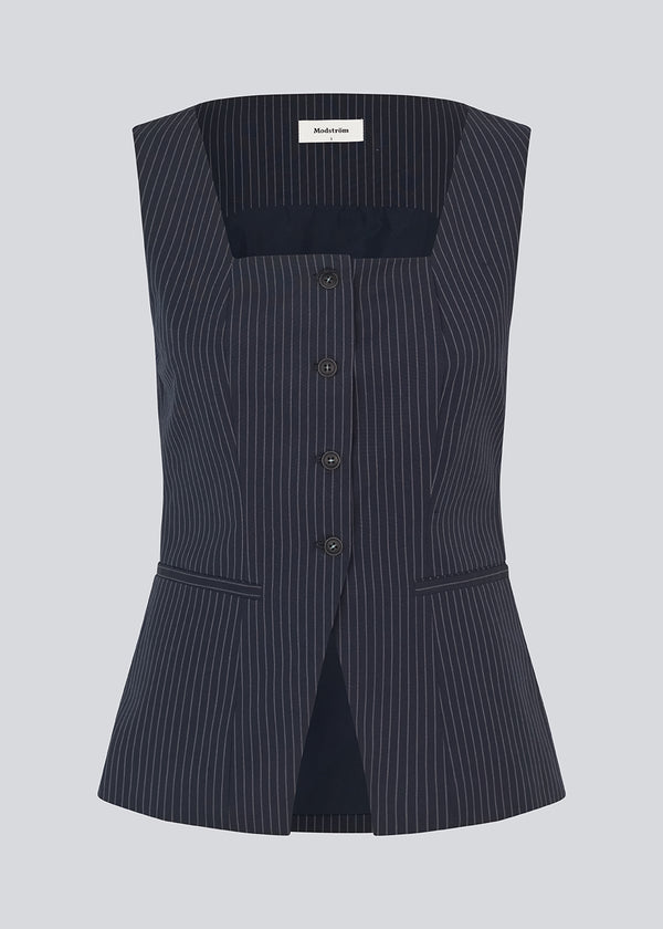 Sleeveless top with a buttonclosure in front. MathildeMD top is fitted and has a square neckline.
