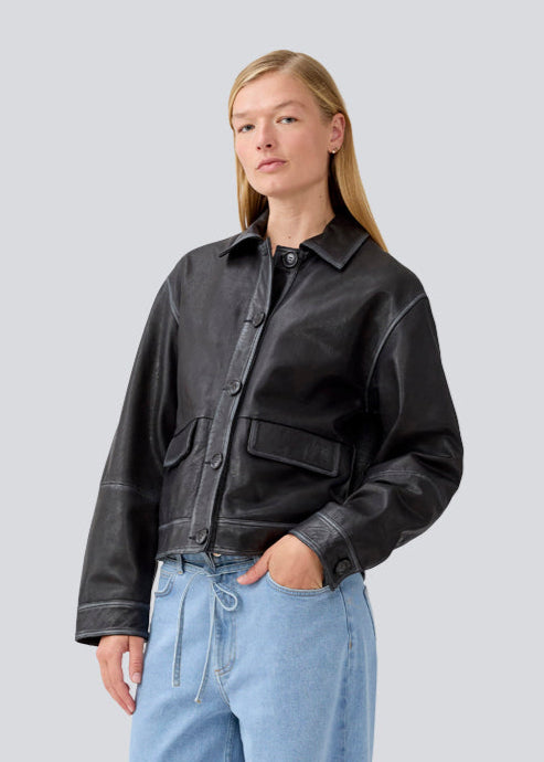 Short jacket in 100% leather with a vintage look. MathildeMD jacket has two pockets and a button closure in front. 