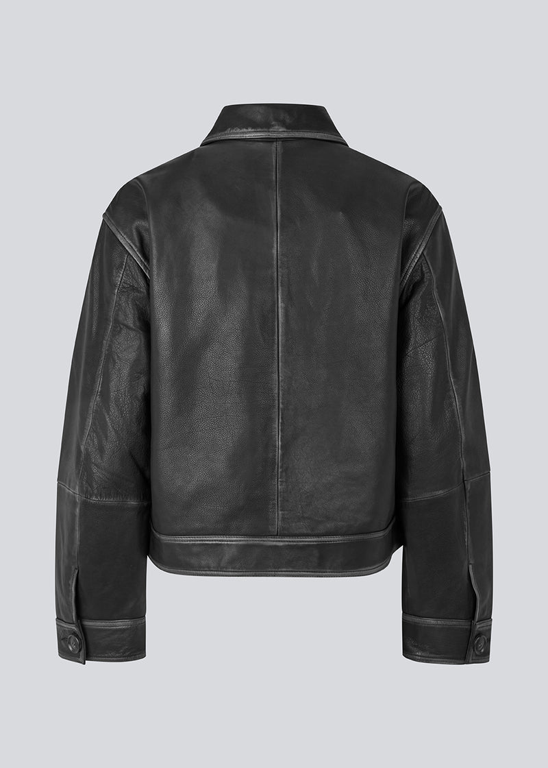 Short jacket in 100% leather with a vintage look. MathildeMD jacket has two pockets and a button closure in front. 