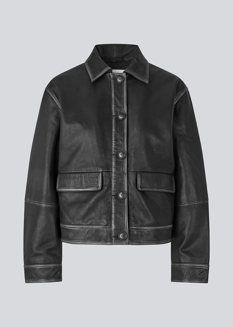 Short jacket in 100% leather with a vintage look. MathildeMD jacket has two pockets and a button closure in front. 