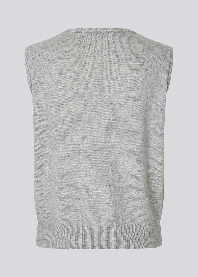 Soft, grey vest in a light knit. MayuMD vest has a v-neck and relaxed fit. The model is 177 cm and wears a size S/36.&nbsp;