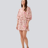 Short dress with a v-neck and a tieband at the waist. MeliaMD print LS dress hasa smockdetail at the sleeves and frills. The model is 177 cm and wears a size S/36.