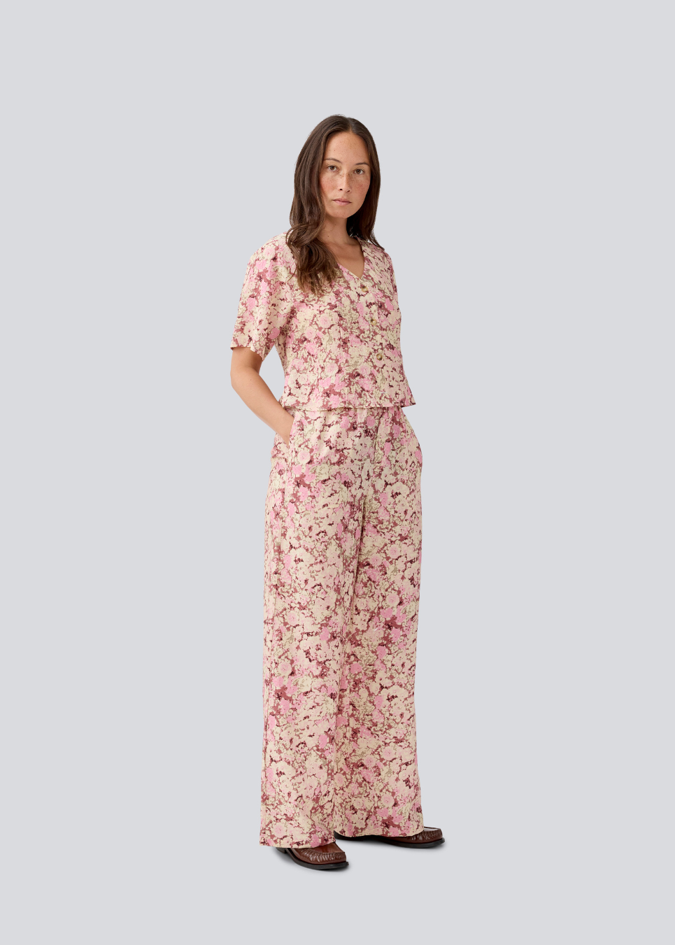 Løse bukser med brede ben. MeliaMD print dress har sidelommer og et elastik i taljen.
