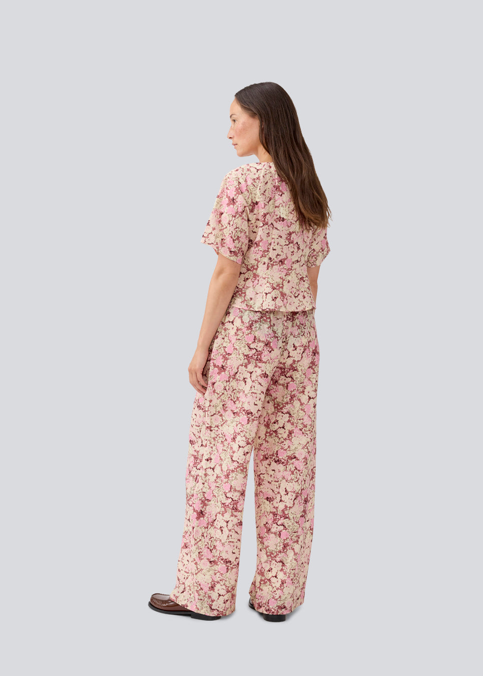 Fitted top with short sleeves. The MeliaMD print top has a v-neck and a button closure on the front. The model is 177 cm and wears a size S/36.
