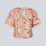 Fitted top with short sleeves. The MeliaMD print top has a v-neck and a button closure on the front. The model is 177 cm and wears a size S/36.