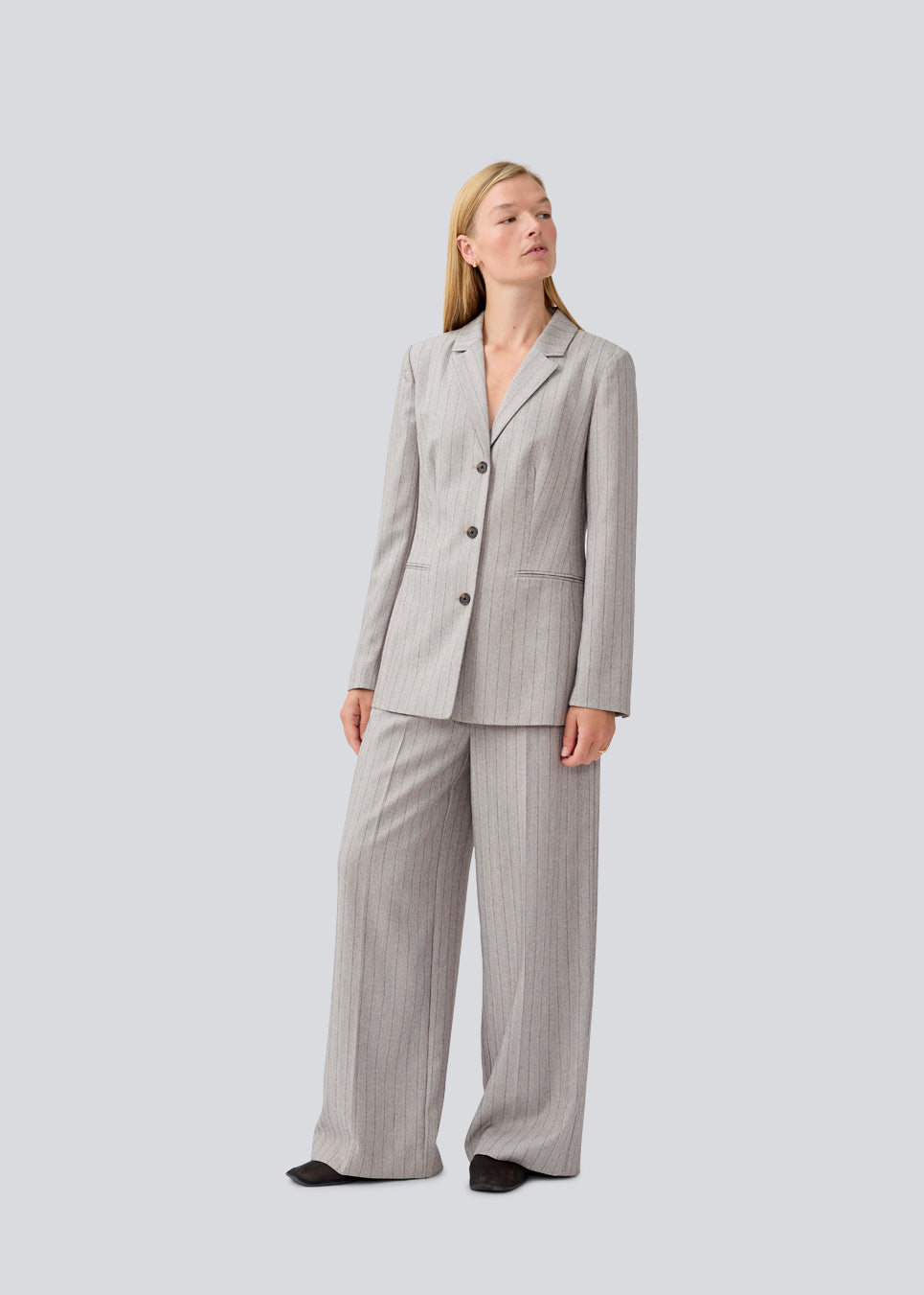 Suit pants with wide legs and pressfolds. MeridaMD pants has a medium-highwaist, zipper, side pockets and paspoil pocket in the back.