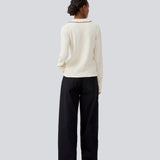 Shirt in a light and elastic material. MesiMD shirt has long sleeves, a button closure in front and babylock edges. 