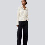 Shirt in a light and elastic material. MesiMD shirt has long sleeves, a button closure in front and babylock edges. 