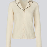 Shirt in a light and elastic material. MesiMD shirt has long sleeves, a button closure in front and babylock edges. 
