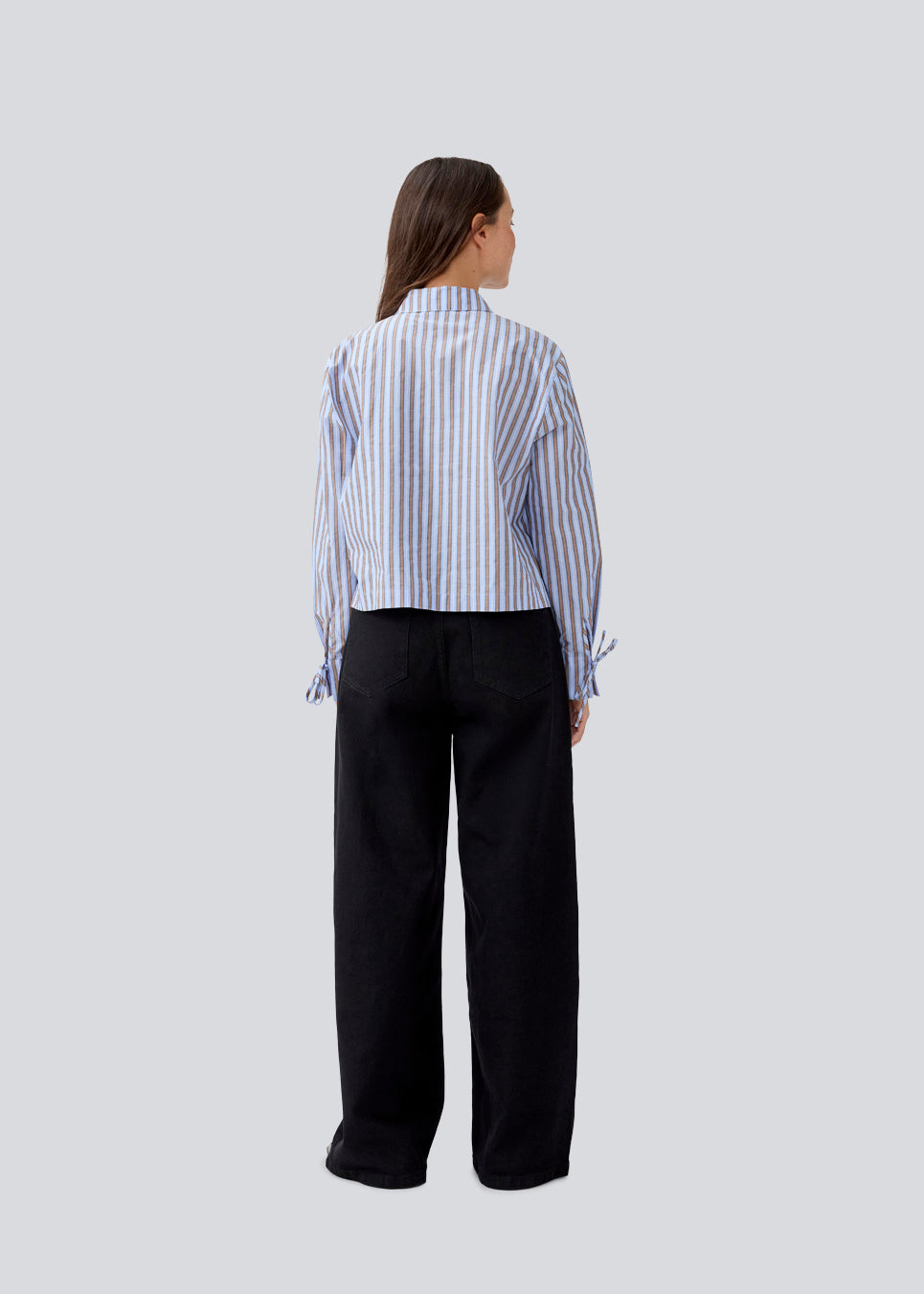 Cropped shirt in cotton with a loose fit. MeyrickMD striped shirt has wide sleeves, a cheast pocket and cuffs with a slit and a tieband. 