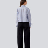 Cropped shirt in cotton with a loose fit. MeyrickMD striped shirt has wide sleeves, a cheast pocket and cuffs with a slit and a tieband. 