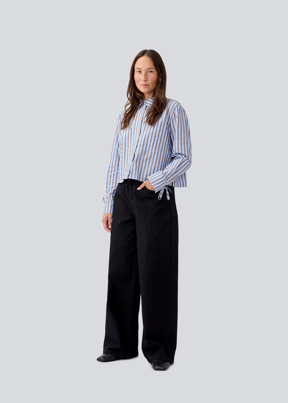 Cropped shirt in cotton with a loose fit. MeyrickMD striped shirt has wide sleeves, a cheast pocket and cuffs with a slit and a tieband. 