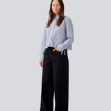 Cropped shirt in cotton with a loose fit. MeyrickMD striped shirt has wide sleeves, a cheast pocket and cuffs with a slit and a tieband. 
