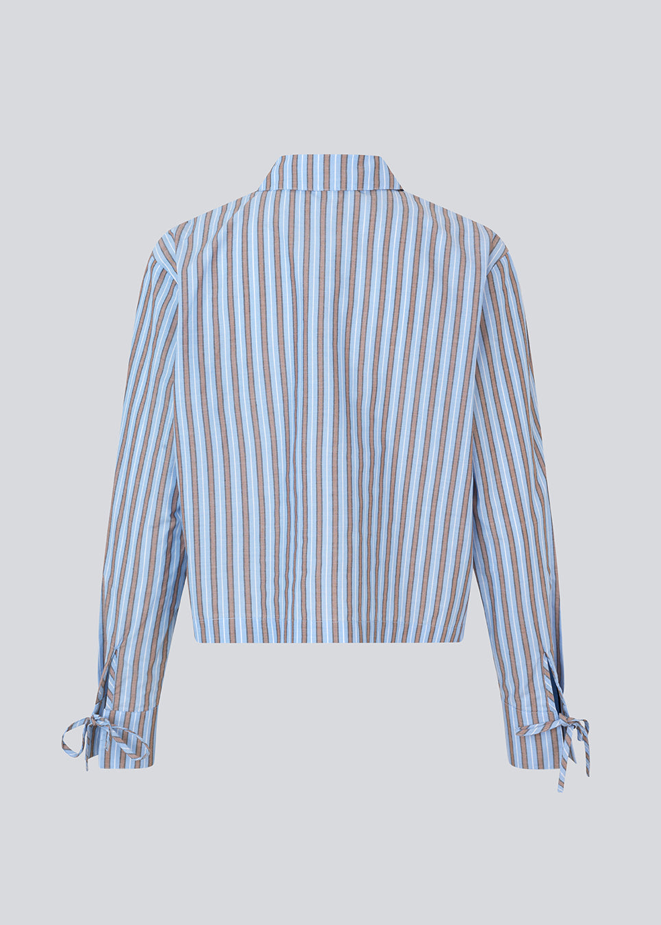 Cropped shirt in cotton with a loose fit. MeyrickMD striped shirt has wide sleeves, a cheast pocket and cuffs with a slit and a tieband. 