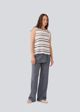 Crochet top without sleeves in organic cotton. MieMD stripe top has detailed trimmings and a deep v-neckline in the back with a tieband closure. The model is 177 cm and wears a size S/36.