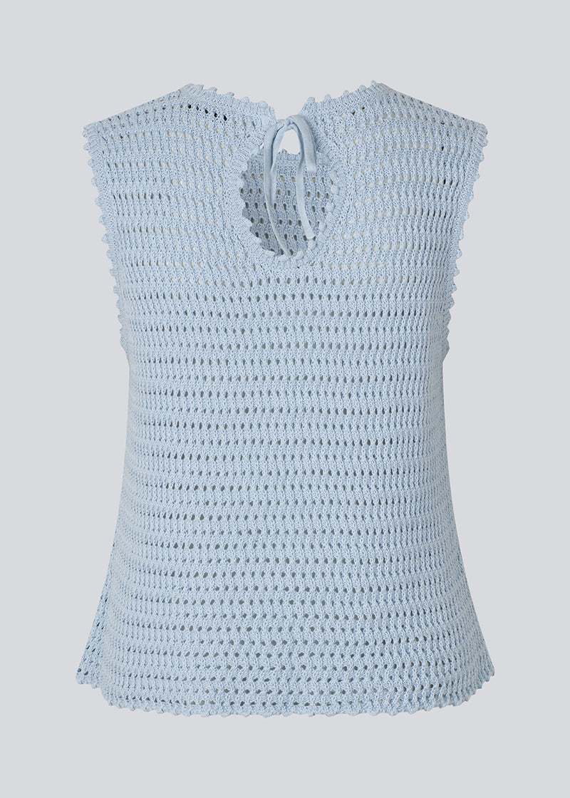 Crochet top in light blue without sleeves in organic cotton. MieMD top has detailed trimmings and a deep v-neckline in the back with a tieband closure. The model is 175 cm and wears a size S/36.