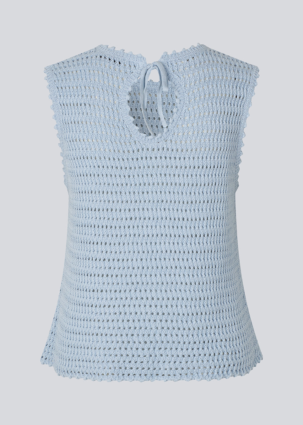 Crochet top in light blue without sleeves in organic cotton. MieMD top has detailed trimmings and a deep v-neckline in the back with a tieband closure. The model is 175 cm and wears a size S/36.
