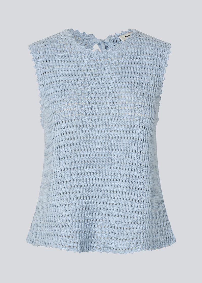 Crochet top in light blue without sleeves in organic cotton. MieMD top has detailed trimmings and a deep v-neckline in the back with a tieband closure. The model is 175 cm and wears a size S/36.