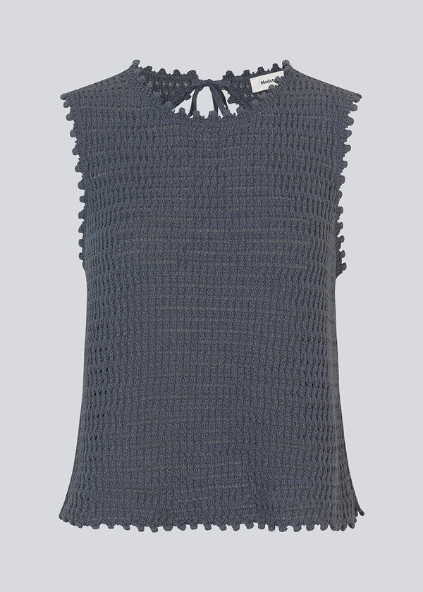 Crochet top in blue without sleeves in organic cotton. MieMD top has detailed trimmings and a deep v-neckline in the back with a tieband closure. The model is 177 cm and wears a size S/36.