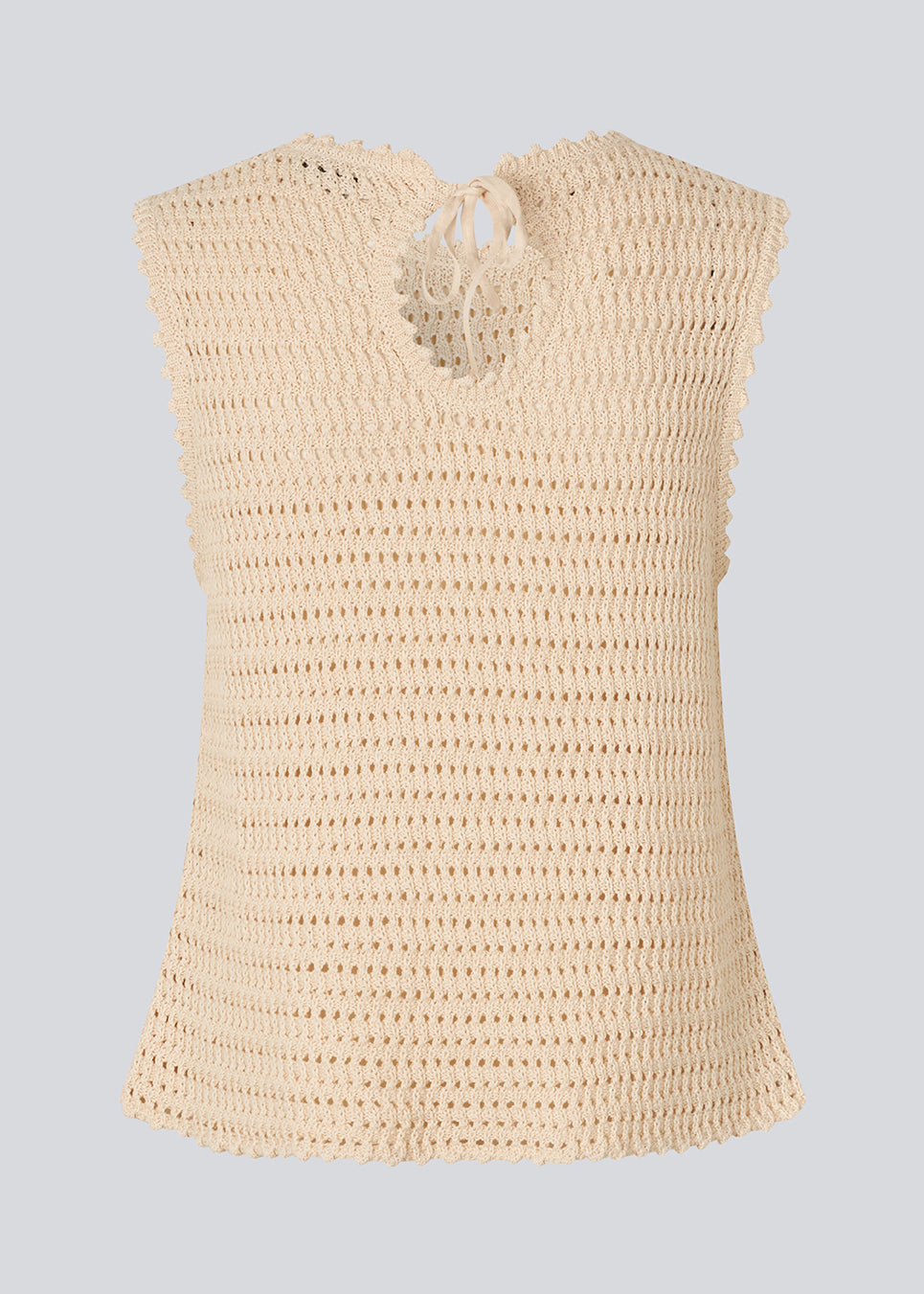 Crochet top in beige without sleeves in organic cotton. MieMD top has detailed trimmings and a deep v-neckline in the back with a tieband closure. The model is 175 cm and wears a size S/36.