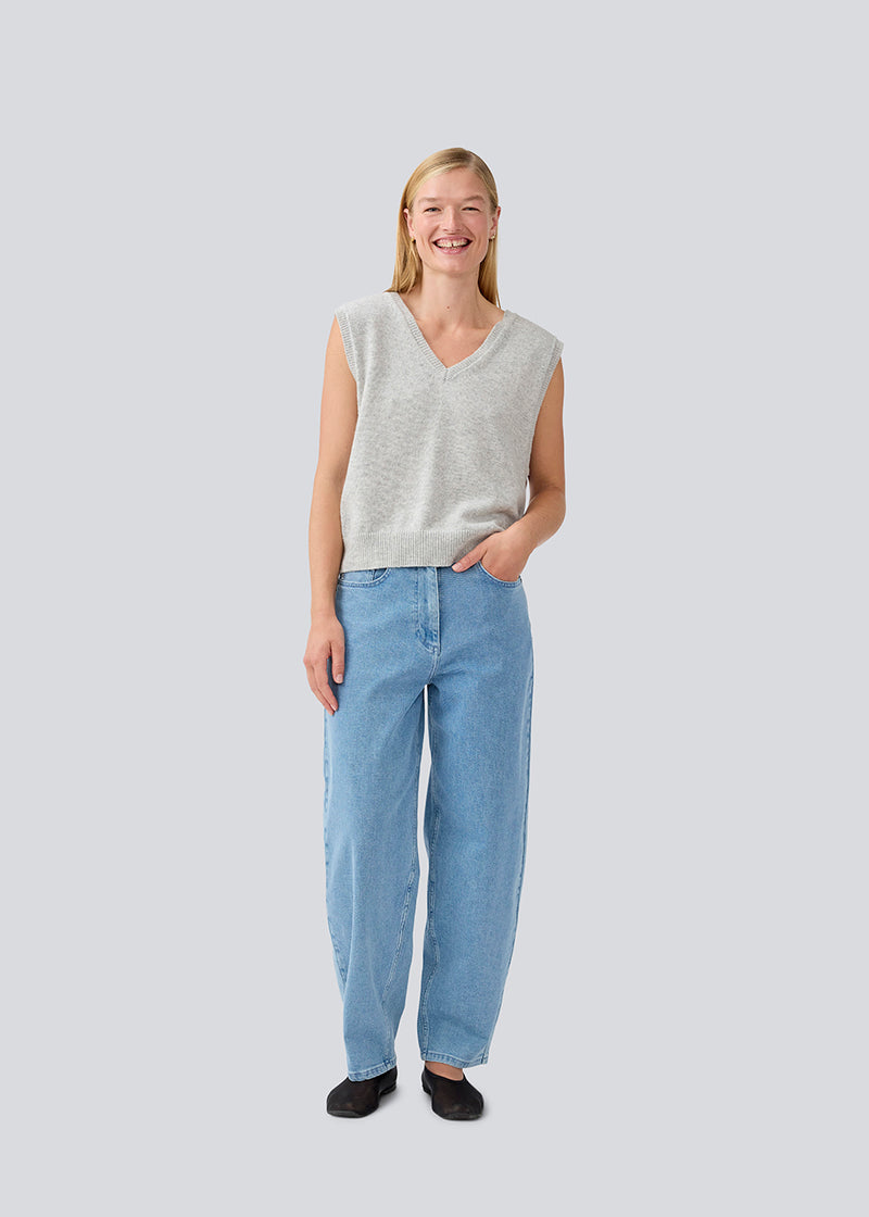 Jeans with wide legs in cotton denim. MikaMD jeans has a high waist and front and back pockets. The model is 177 cm and wears a size S/36.