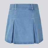 Short skirt with inverted box pleats in denim. MikaMD skirt has a high waist and a zipper in the sideseam. The model is 177 cm and wears a size S/36.