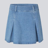 Short skirt with inverted box pleats in denim. MikaMD skirt has a high waist and a zipper in the sideseam. The model is 177 cm and wears a size S/36.