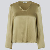 Longsleeved top in satin. MilanoMD LS top has a v-neck and a loose fit.