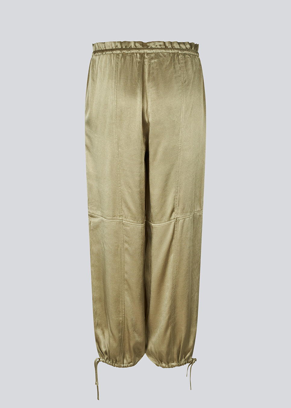 Parachute pants i satin. MilanoMD Pants has sidepockets and is closed with a string at the waist and at the legs.