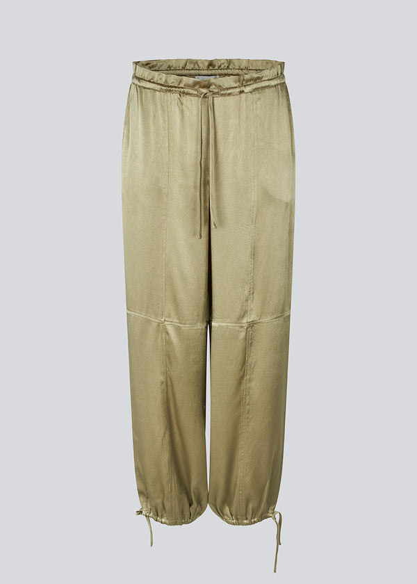 Parachute pants i satin. MilanoMD Pants has sidepockets and is closed with a string at the waist and at the legs.