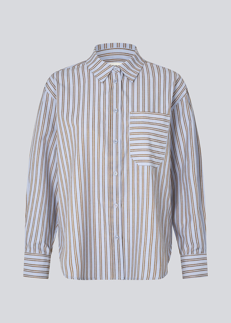 Classic shirt with an opening in the back and bow details. MilleMD stripe shirt has a oversize fit and a cuff with button closure.&nbsp;