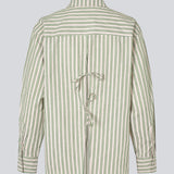 Classic shirt in the color Medium Green Stripe with an opening in the back and bow details. MilleMD stripe shirt has a oversize fit and a cuff with button closure. The model is 177 cm and wears a size S/36.