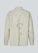 Classic shirt in the color Medium Green Stripe with an opening in the back and bow details. MilleMD stripe shirt has a oversize fit and a cuff with button closure. The model is 177 cm and wears a size S/36.