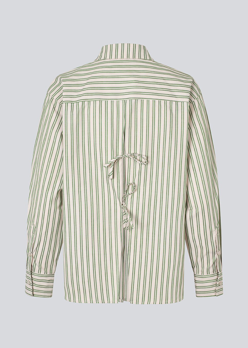 Classic shirt in the color Medium Green Stripe with an opening in the back and bow details. MilleMD stripe shirt has a oversize fit and a cuff with button closure. The model is 177 cm and wears a size S/36.