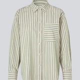 Classic shirt in the color Medium Green Stripe with an opening in the back and bow details. MilleMD stripe shirt has a oversize fit and a cuff with button closure. The model is 177 cm and wears a size S/36.