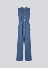 Sleeveless jumpsuit with a tieband in denim. MinniMD jumpsuit has long wide legs, sidepockets and a button closure in front. 