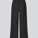 Suit pants in denim with wide legs and pleats at the top. MinniMD pants has a medium-high waist, zipper, side pockets and paspoil pocket in the back.